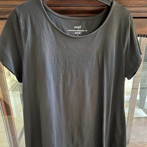 Comfy Scoop-Neck Elliptical Tee and Matching Knit Capris Size "M"